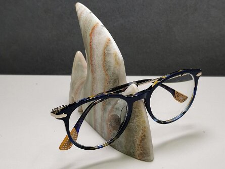 Natural Marble Eyeglass Holder – Luxury Stone Desk Accessory Price: CAD 60.00 SKU: CDM-STD-001 Sculpture that earns its place twice over. Carved from natural marble in creamy white,...